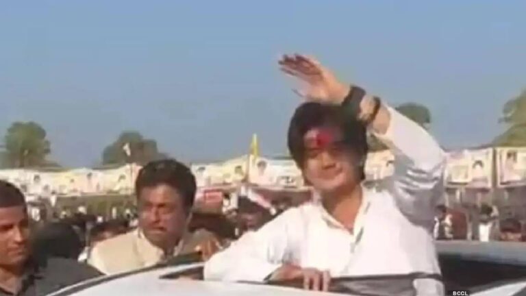 Video:ಸನ್​ರೂಫ್ ಬಳಿ ನಿಂತು ಕೈ ಬೀಸುತ್ತಿದ್ದಾಗ ಬ್ರೇಕ್ ಹಾಕಿದ ಕಾರು, ಜ್ಯೋತಿರಾದಿತ್ಯ ಸಿಂಧಿಯಾ ಮಗನ ಎದೆಗೆ ಗಾಯ – Kannada News | Sudden Braking Incident Leaves Jyotiraditya Scindia’s Son Injured in Madhya Pradesh